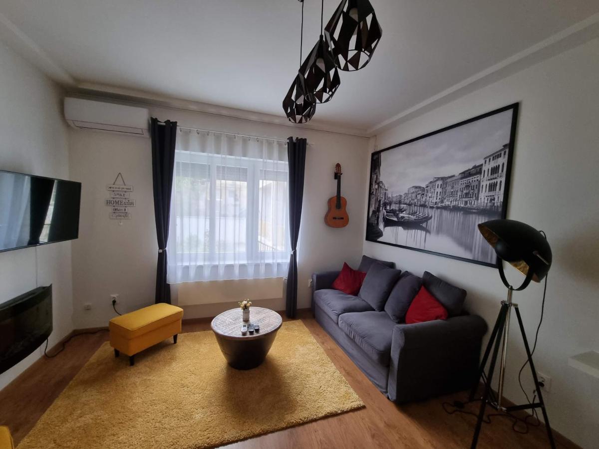 Flora Apartman Lägenhet Szeged Exteriör bild