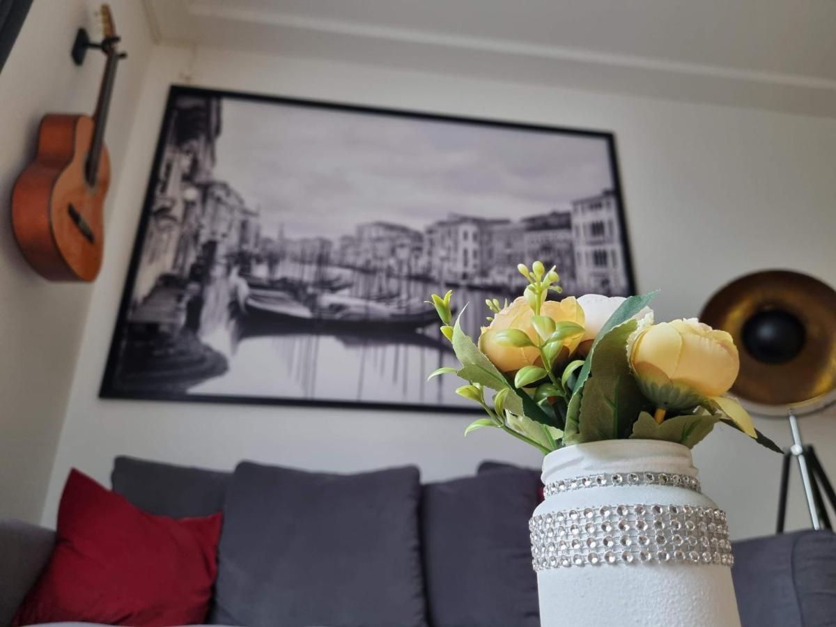 Flora Apartman Lägenhet Szeged Exteriör bild